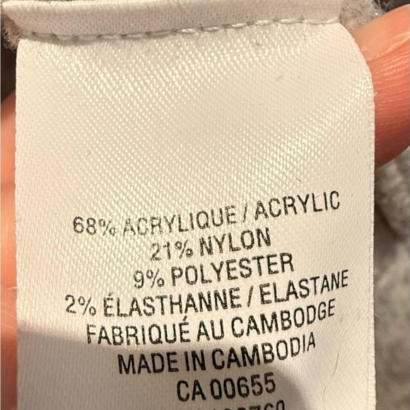 3/$30 - REITMANS Cozy Gray & Beige Cream Sweater - Picture 3 of 6